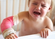 Xử lí khi Trẻ Nhỏ Bị Gãy Xương Hoặc Bong Gân ( Có Nên Đắp Lá Thầy Lang)